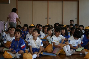 高岡市立中田小学校3年生59名と先生3名が工場見学にこられました。 